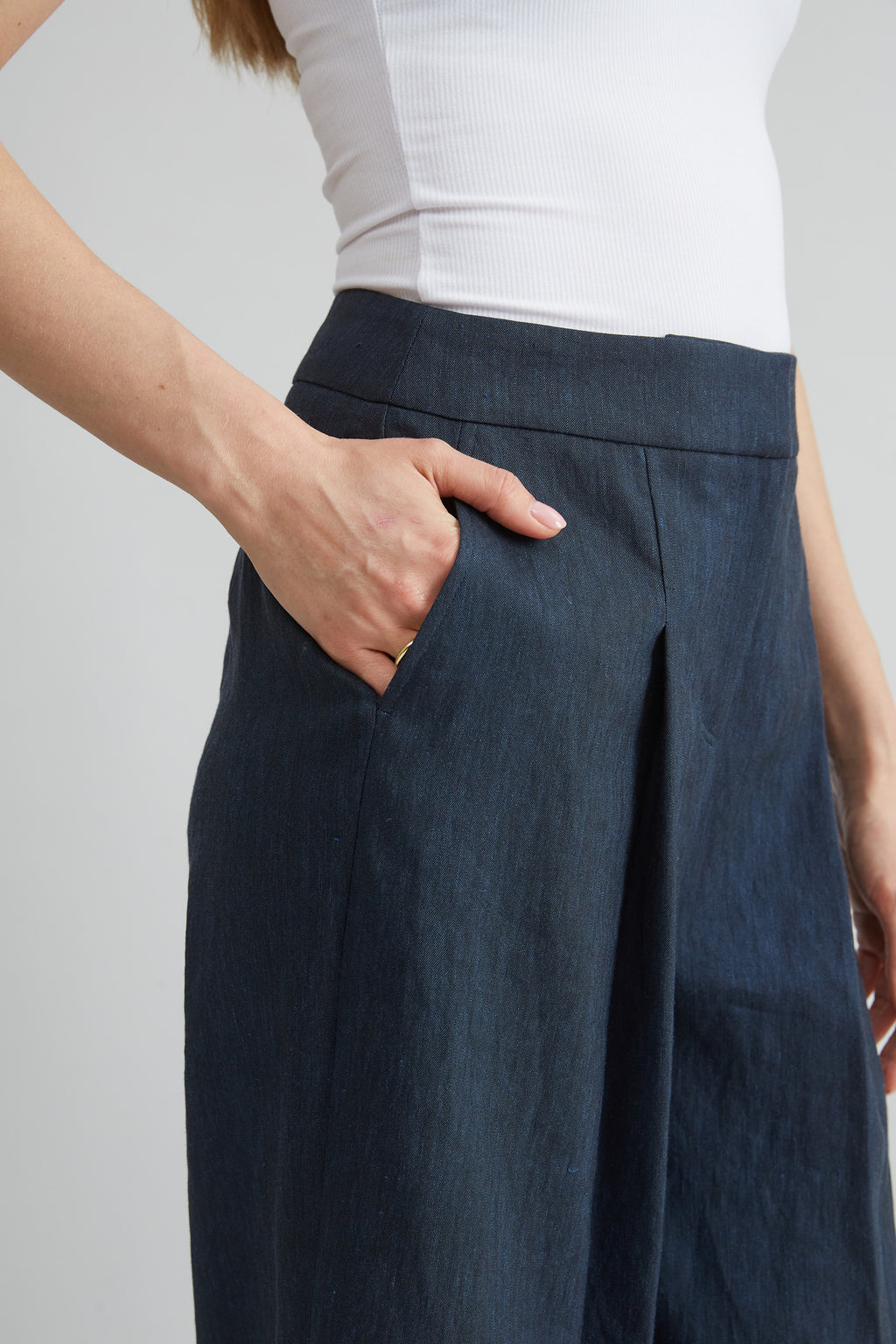 Women Pleated Linen Pant  | Elie Tahari